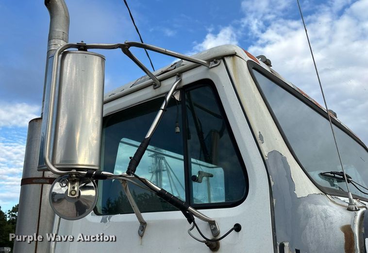 image for item ED2206 1996 International F-8200 truck cab and chassis