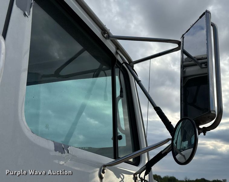 image for item ED2206 1996 International F-8200 truck cab and chassis