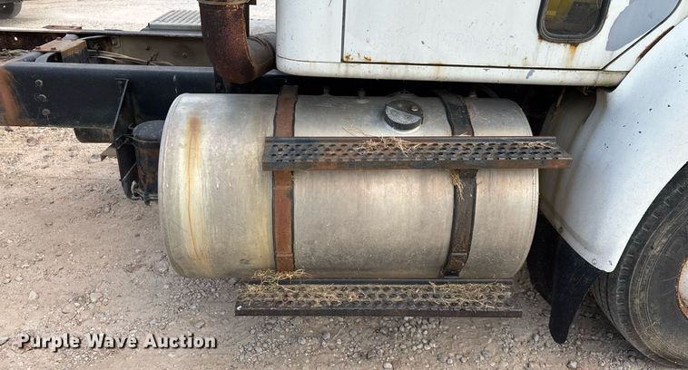 image for item ED2206 1996 International F-8200 truck cab and chassis