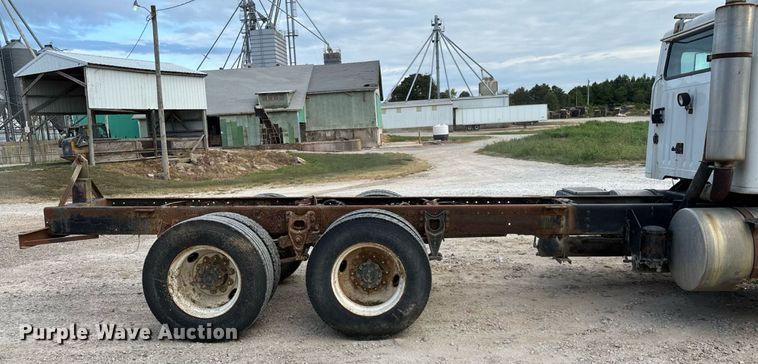 image for item ED2206 1996 International F-8200 truck cab and chassis