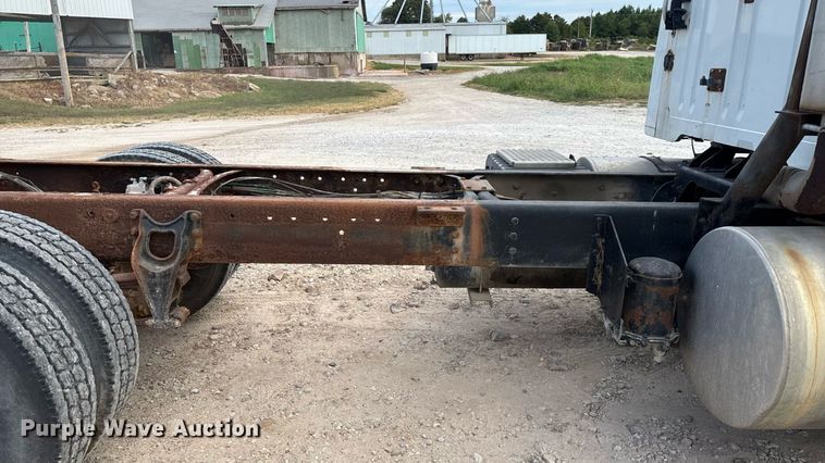 image for item ED2206 1996 International F-8200 truck cab and chassis