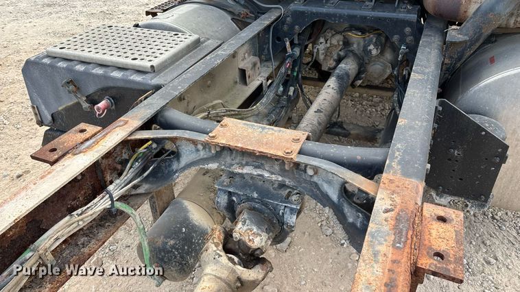 image for item ED2206 1996 International F-8200 truck cab and chassis