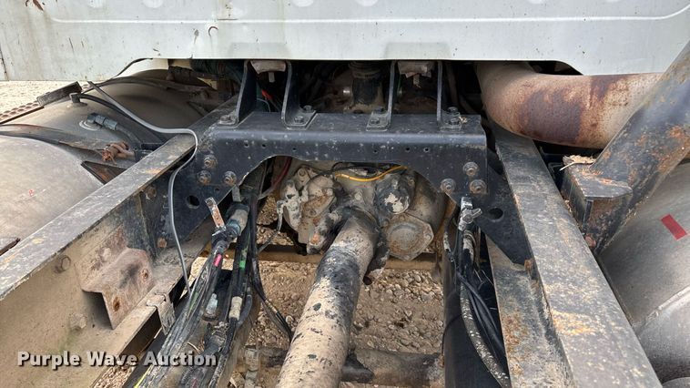 image for item ED2206 1996 International F-8200 truck cab and chassis