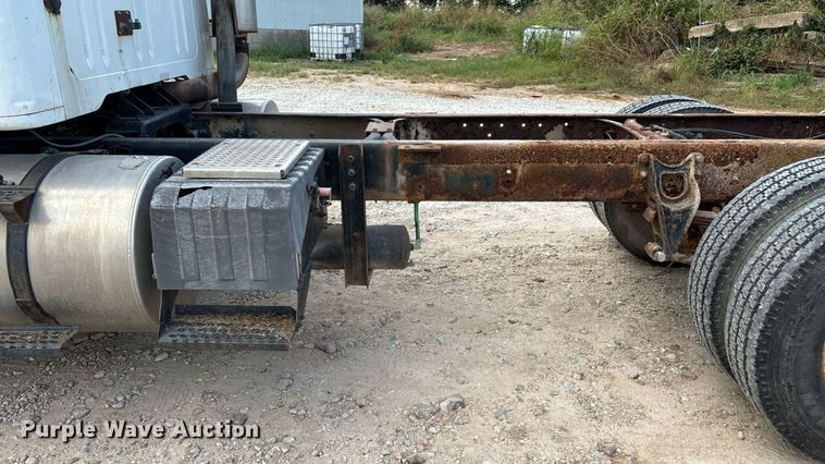 image for item ED2206 1996 International F-8200 truck cab and chassis