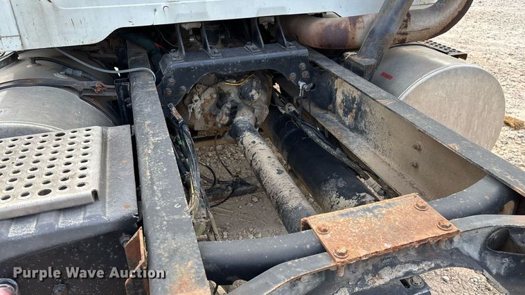 image for item ED2206 1996 International F-8200 truck cab and chassis