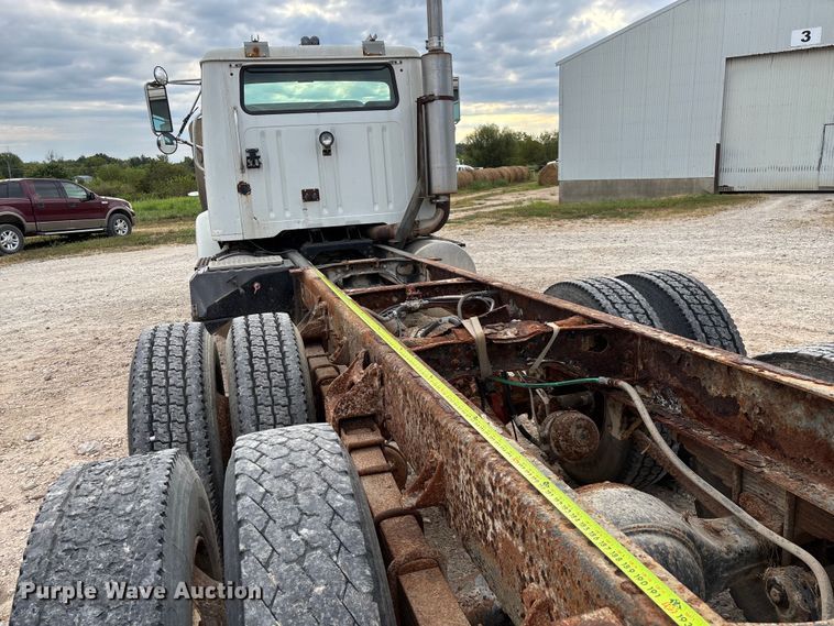 image for item ED2206 1996 International F-8200 truck cab and chassis