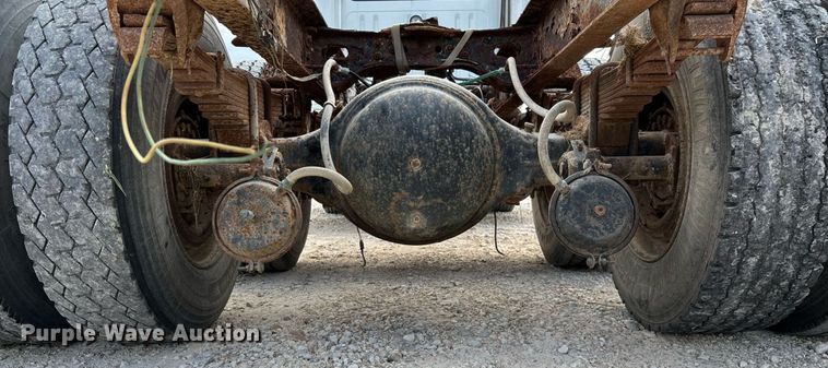 image for item ED2206 1996 International F-8200 truck cab and chassis