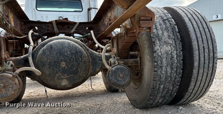 image for item ED2206 1996 International F-8200 truck cab and chassis