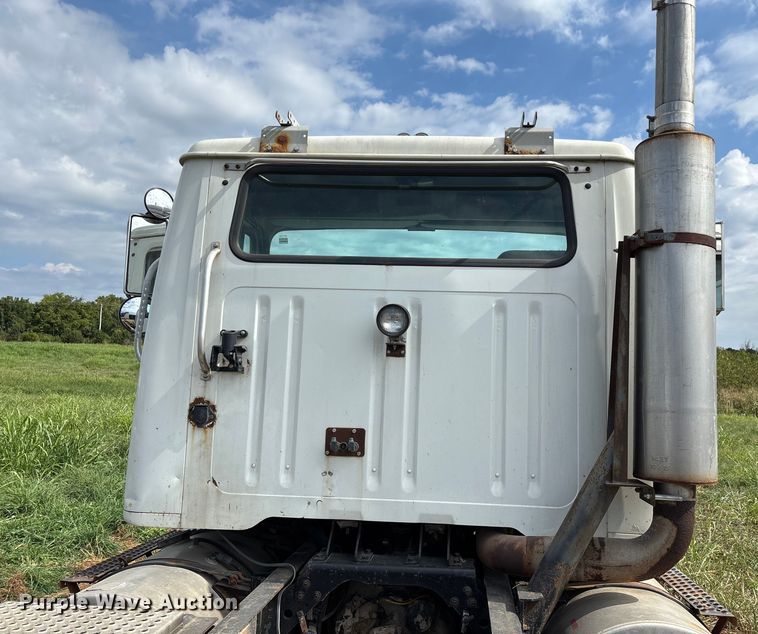 image for item ED2206 1996 International F-8200 truck cab and chassis