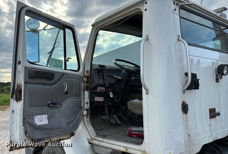 image for item ED2206 1996 International F-8200 truck cab and chassis