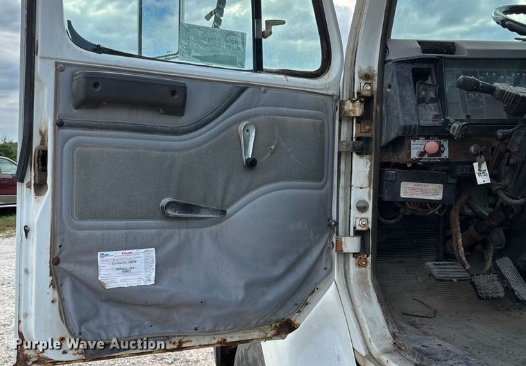 image for item ED2206 1996 International F-8200 truck cab and chassis