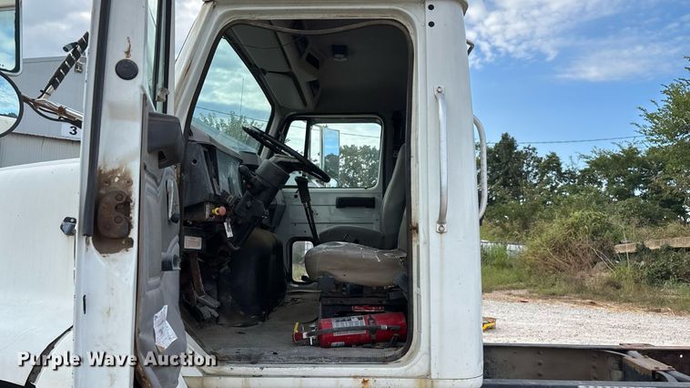 image for item ED2206 1996 International F-8200 truck cab and chassis