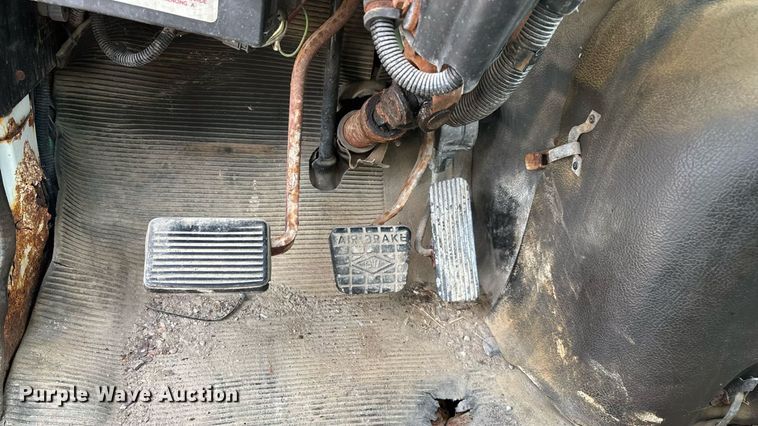 image for item ED2206 1996 International F-8200 truck cab and chassis