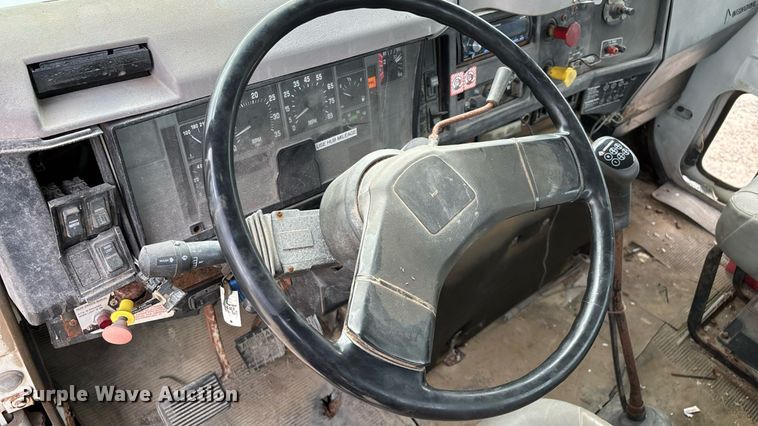 image for item ED2206 1996 International F-8200 truck cab and chassis