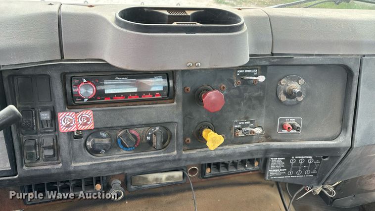 image for item ED2206 1996 International F-8200 truck cab and chassis