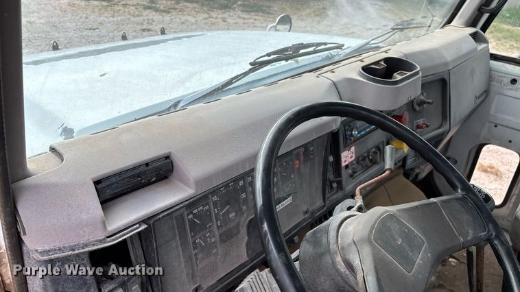 image for item ED2206 1996 International F-8200 truck cab and chassis