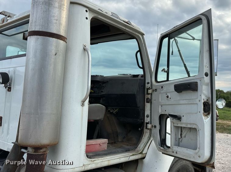 image for item ED2206 1996 International F-8200 truck cab and chassis