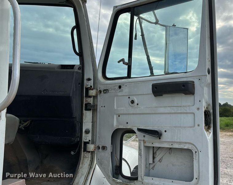 image for item ED2206 1996 International F-8200 truck cab and chassis