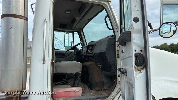 image for item ED2206 1996 International F-8200 truck cab and chassis