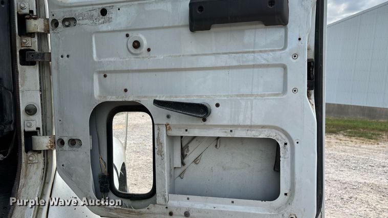 image for item ED2206 1996 International F-8200 truck cab and chassis