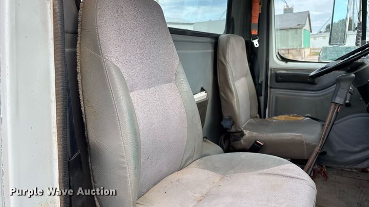 image for item ED2206 1996 International F-8200 truck cab and chassis