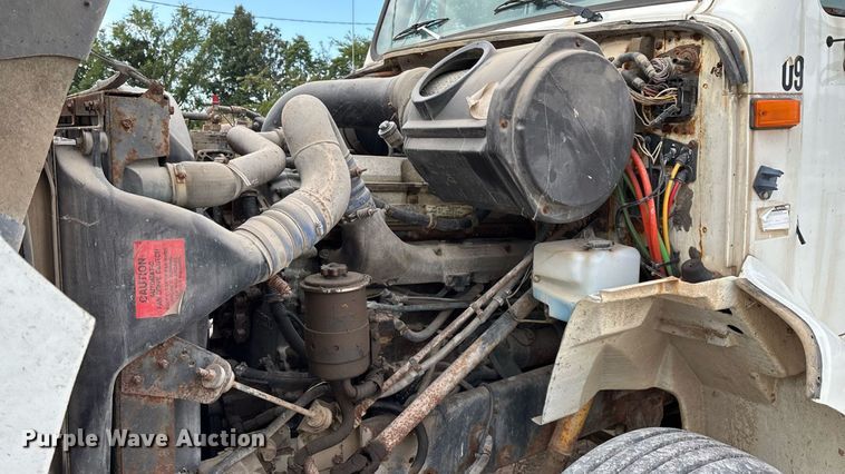 image for item ED2206 1996 International F-8200 truck cab and chassis