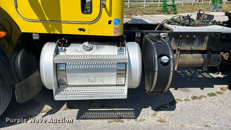image for item ED2211 2012 Peterbilt 337 semi truck