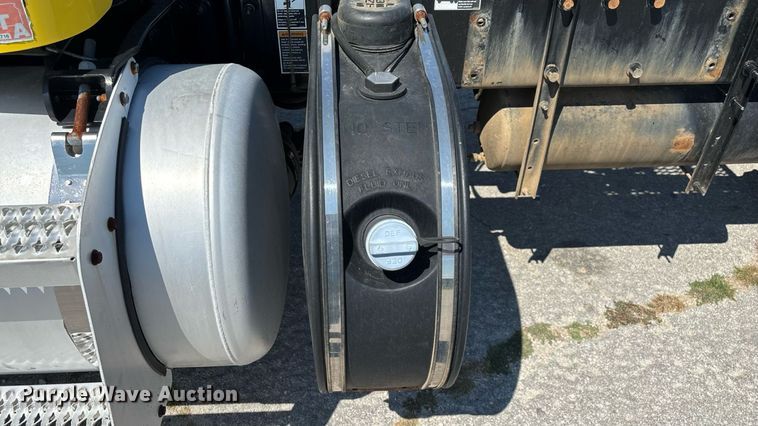 image for item ED2211 2012 Peterbilt 337 semi truck