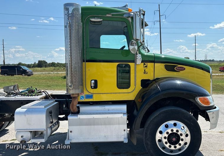 image for item ED2211 2012 Peterbilt 337 semi truck