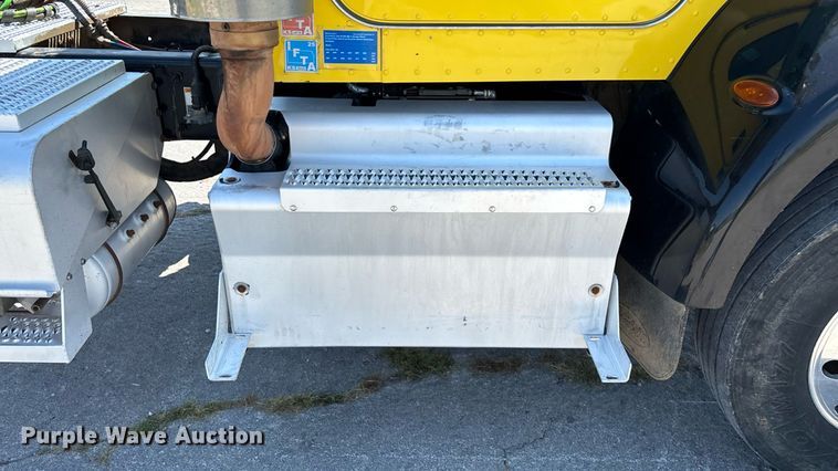 image for item ED2211 2012 Peterbilt 337 semi truck