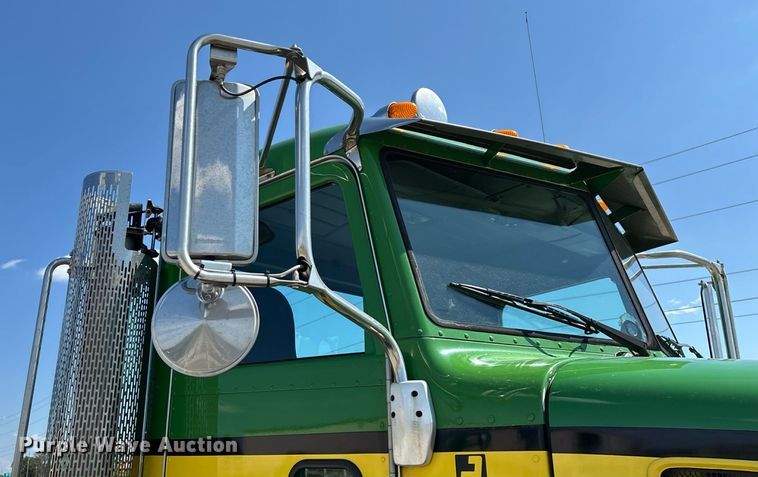 image for item ED2211 2012 Peterbilt 337 semi truck