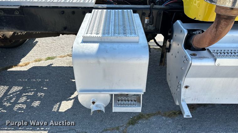 image for item ED2211 2012 Peterbilt 337 semi truck