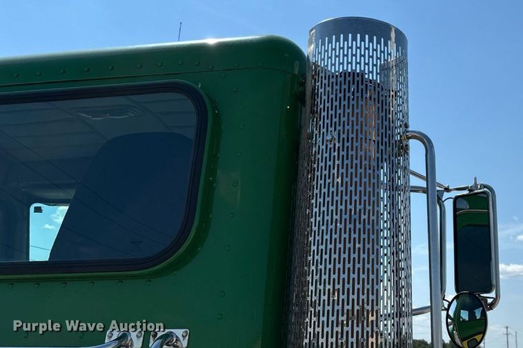 image for item ED2211 2012 Peterbilt 337 semi truck