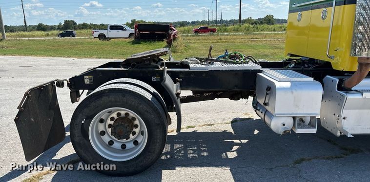 image for item ED2211 2012 Peterbilt 337 semi truck