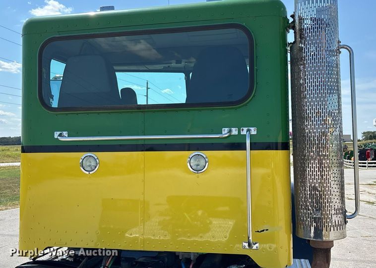 image for item ED2211 2012 Peterbilt 337 semi truck