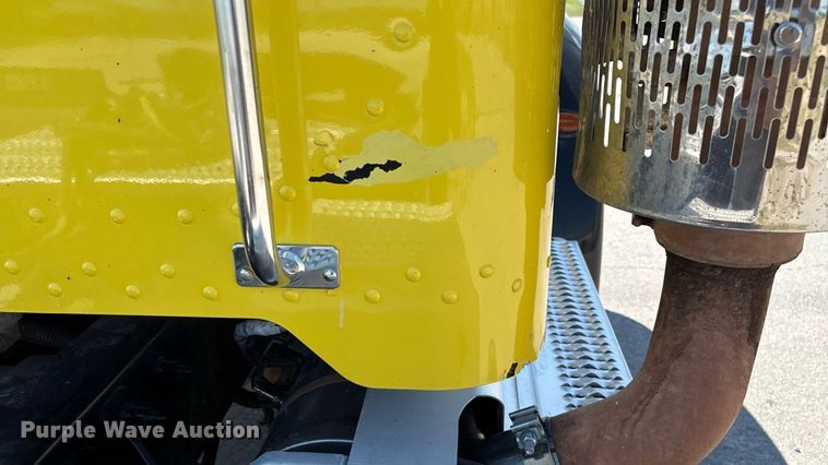 image for item ED2211 2012 Peterbilt 337 semi truck