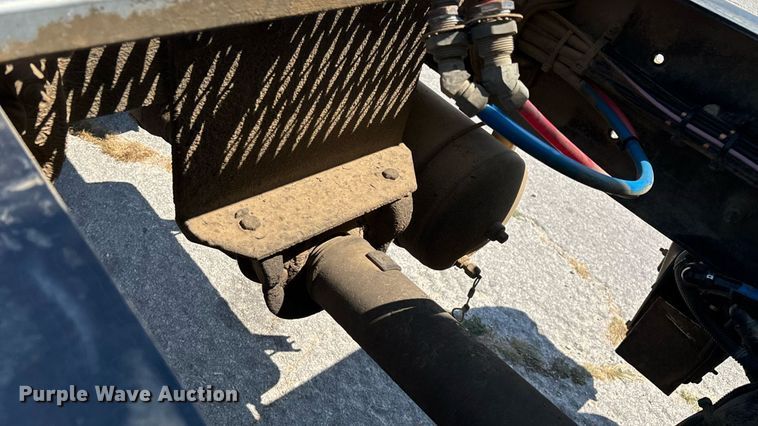 image for item ED2211 2012 Peterbilt 337 semi truck