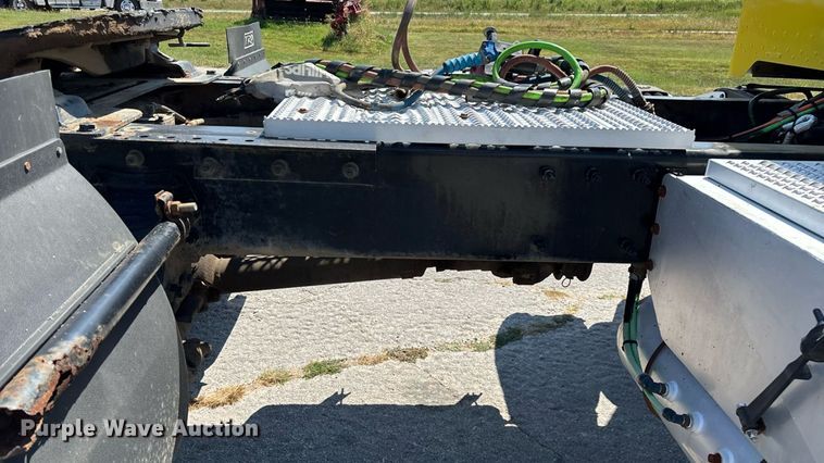 image for item ED2211 2012 Peterbilt 337 semi truck