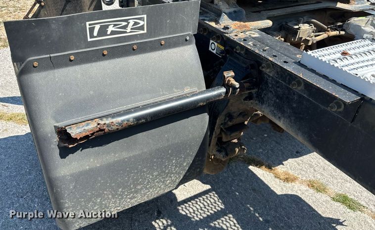 image for item ED2211 2012 Peterbilt 337 semi truck