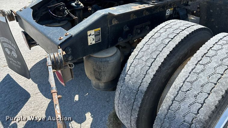 image for item ED2211 2012 Peterbilt 337 semi truck