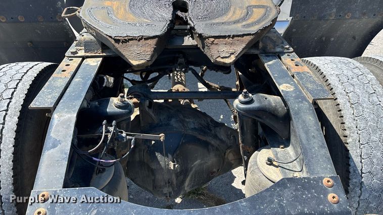 image for item ED2211 2012 Peterbilt 337 semi truck