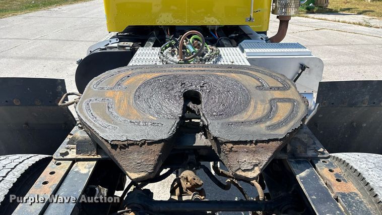 image for item ED2211 2012 Peterbilt 337 semi truck