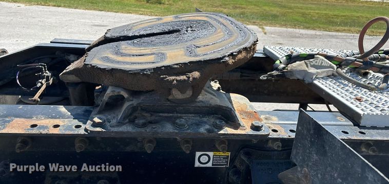 image for item ED2211 2012 Peterbilt 337 semi truck