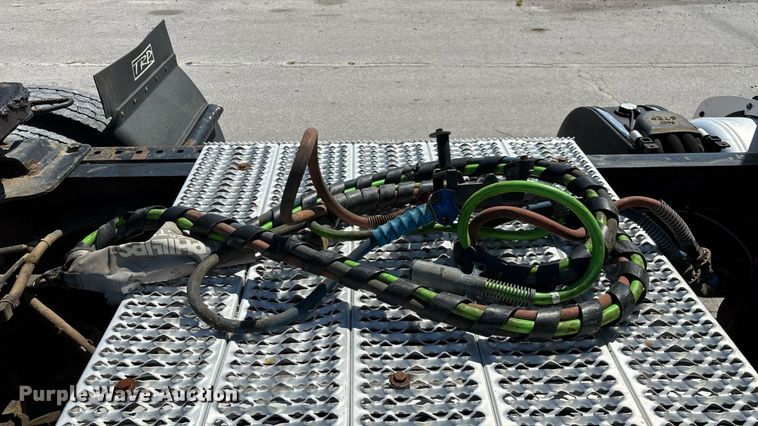 image for item ED2211 2012 Peterbilt 337 semi truck