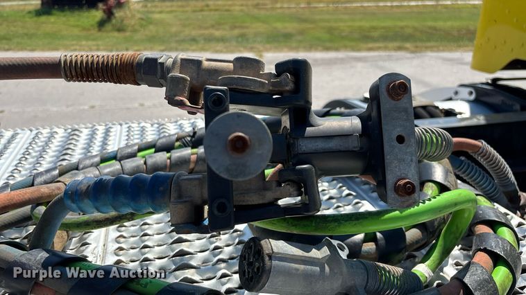 image for item ED2211 2012 Peterbilt 337 semi truck