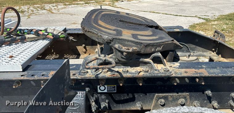 image for item ED2211 2012 Peterbilt 337 semi truck