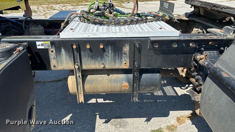 image for item ED2211 2012 Peterbilt 337 semi truck