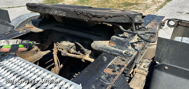 image for item ED2211 2012 Peterbilt 337 semi truck