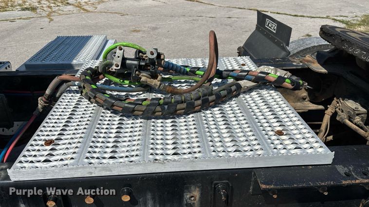 image for item ED2211 2012 Peterbilt 337 semi truck