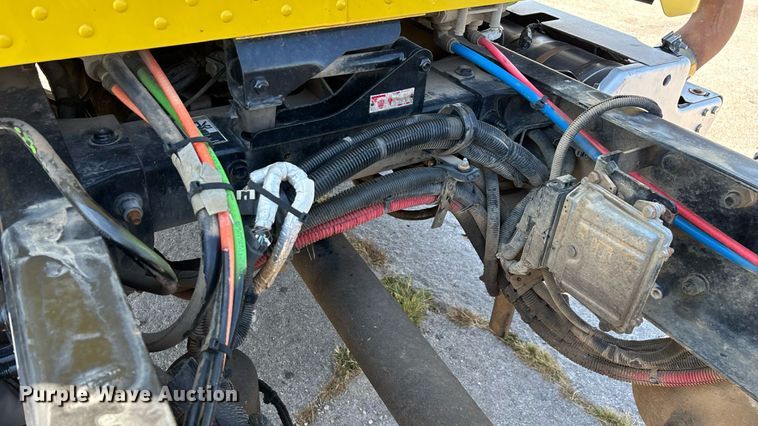 image for item ED2211 2012 Peterbilt 337 semi truck